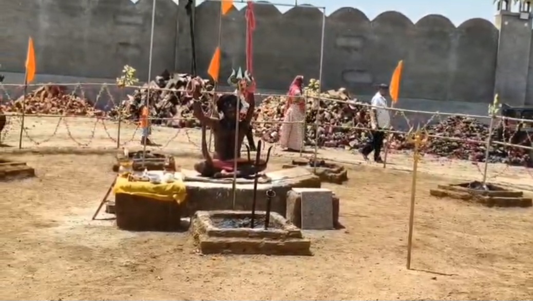 भीषण गर्मी में अग्नि कुंडो के बीच रामगिरी की योग साधना